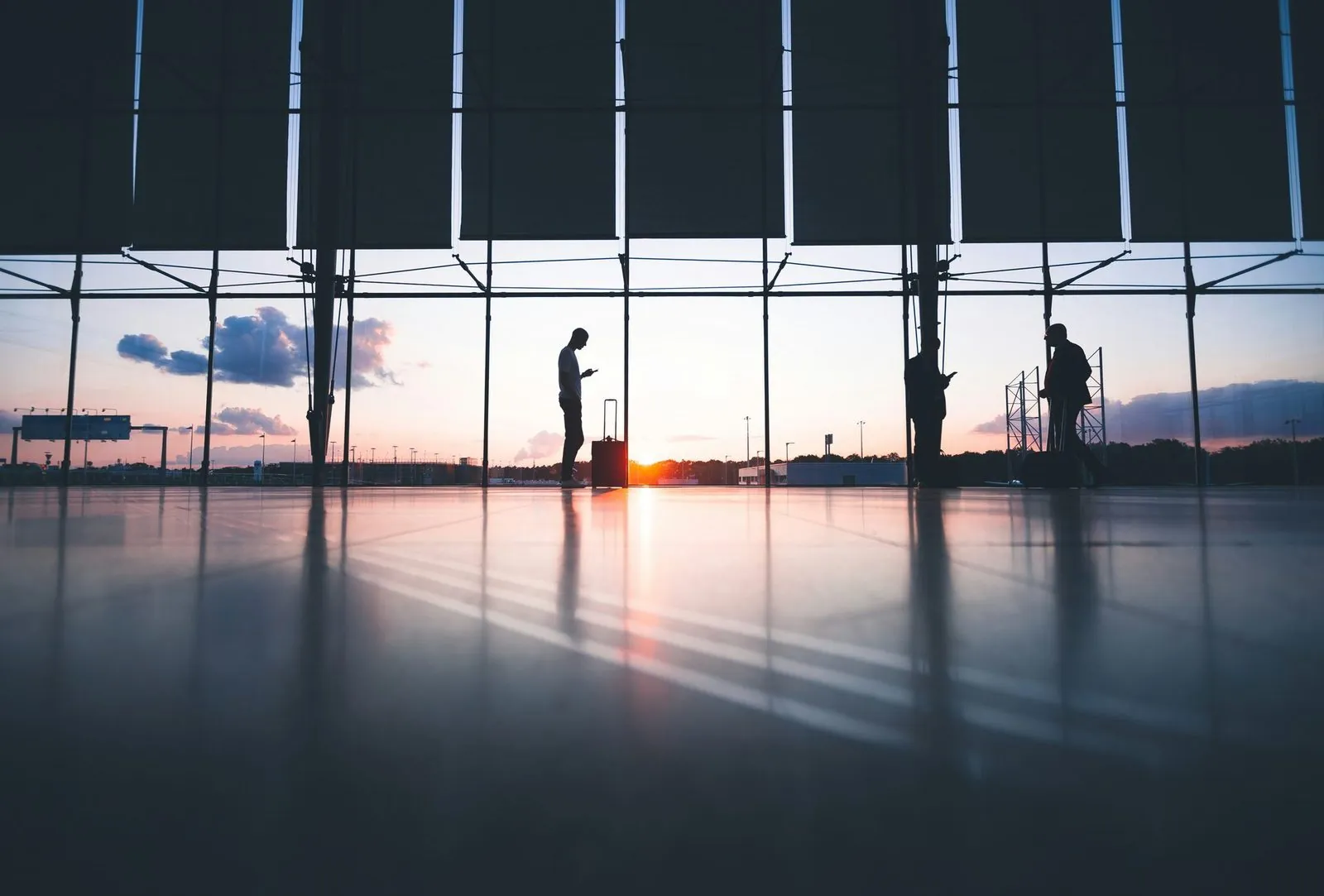 Flughafen-Terminal bei Sonnenuntergang – Strategie und Autopilot-Framework der growth pilots B2B Marketing-Agentur